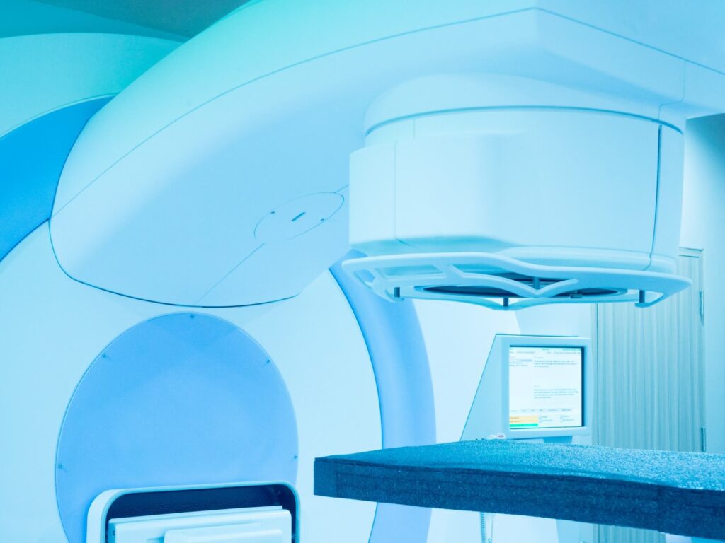 重粒子線治療とは?メリット・デメリットや費用、適応となるがん種などわかりやすく解説