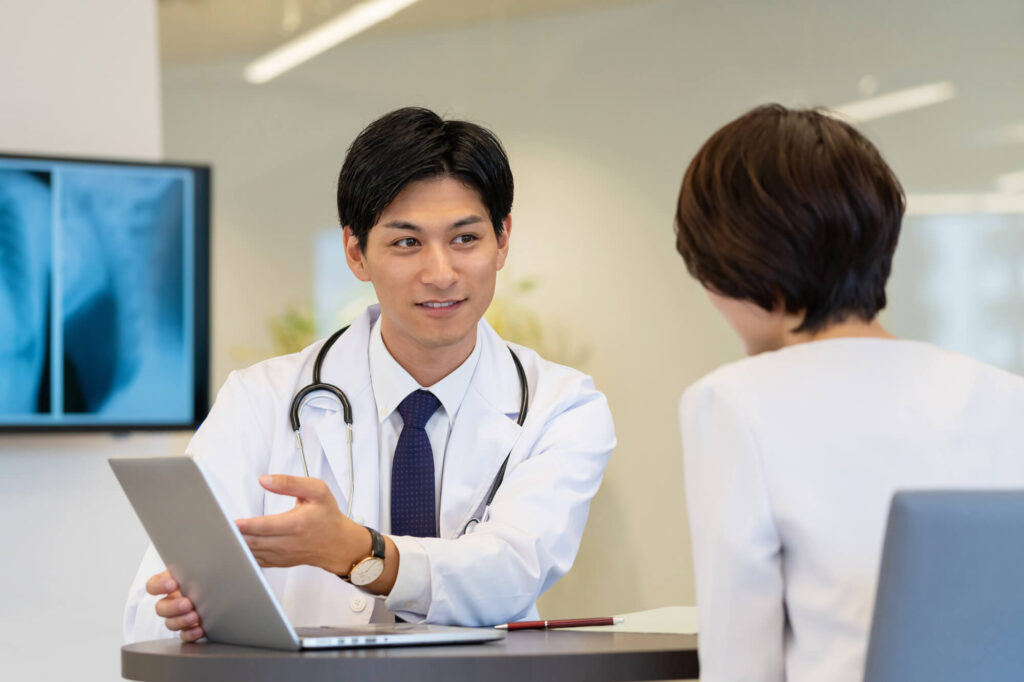 陽子線治療はがん組織に狙いを定めて放射線を照射し周りの正常組織へのダメージを抑えられる